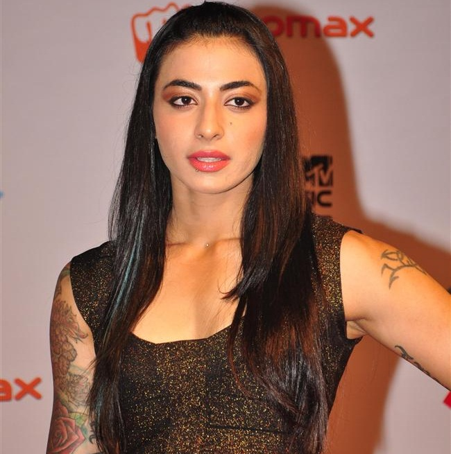 Super Hot VJ Bani J Gets A Red Rose During Her Los Angeles Trip. Guess Who  Gave It? – Filmymantra