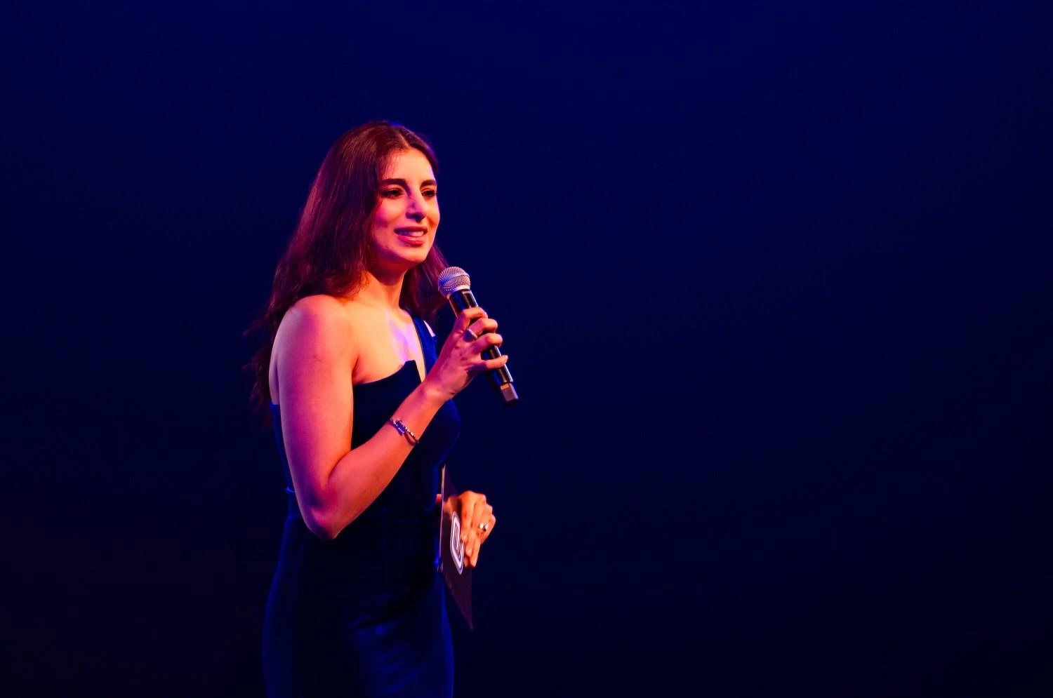 Emcee Nashpreet Kaur hosting a corporate event in Delhi