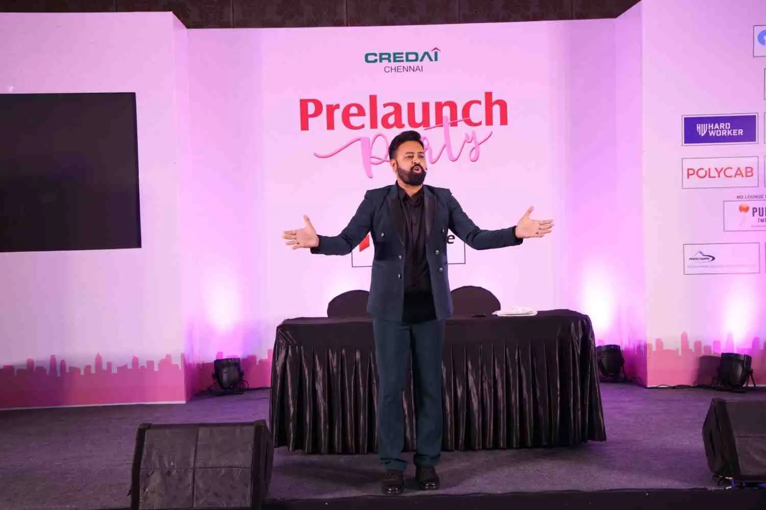 Mentalist Akshay Laxman performing at a corporate event in Chennai