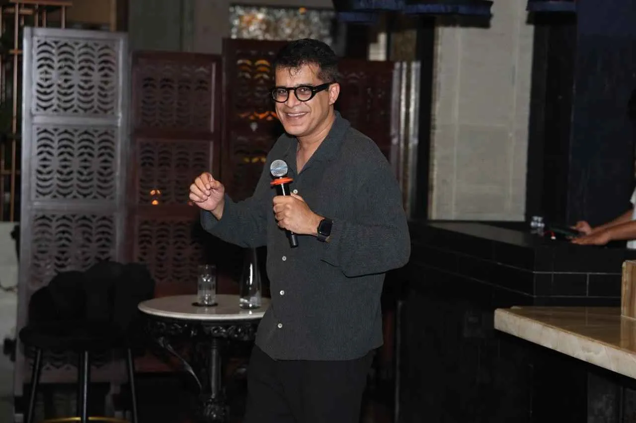 Anshu Mor performing at a corporate event in Mumbai