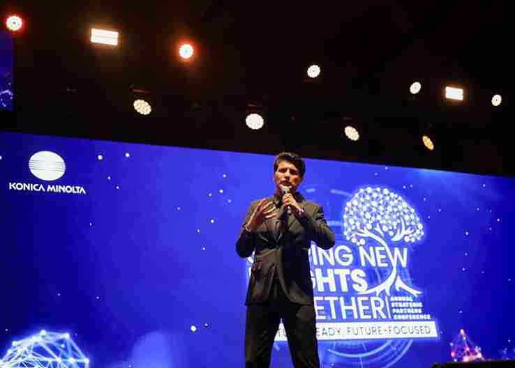Rajiv Makhni as a guest speaker at a corporate event in Delhi