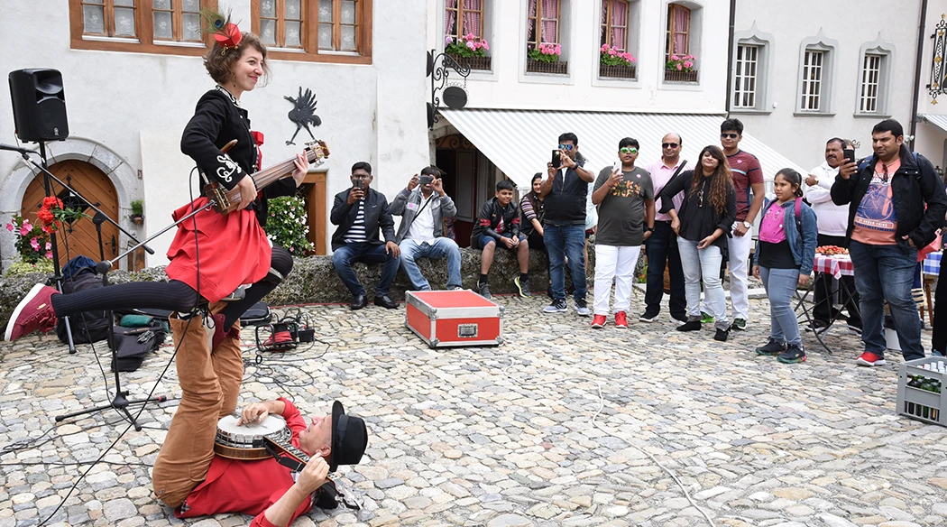 Acrobatic Musicians Duo for an Asian Paints Premium Applicators Convention in Switzerland