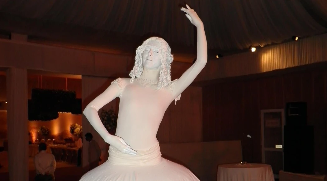 Human Statues at a wedding reception in Delhi