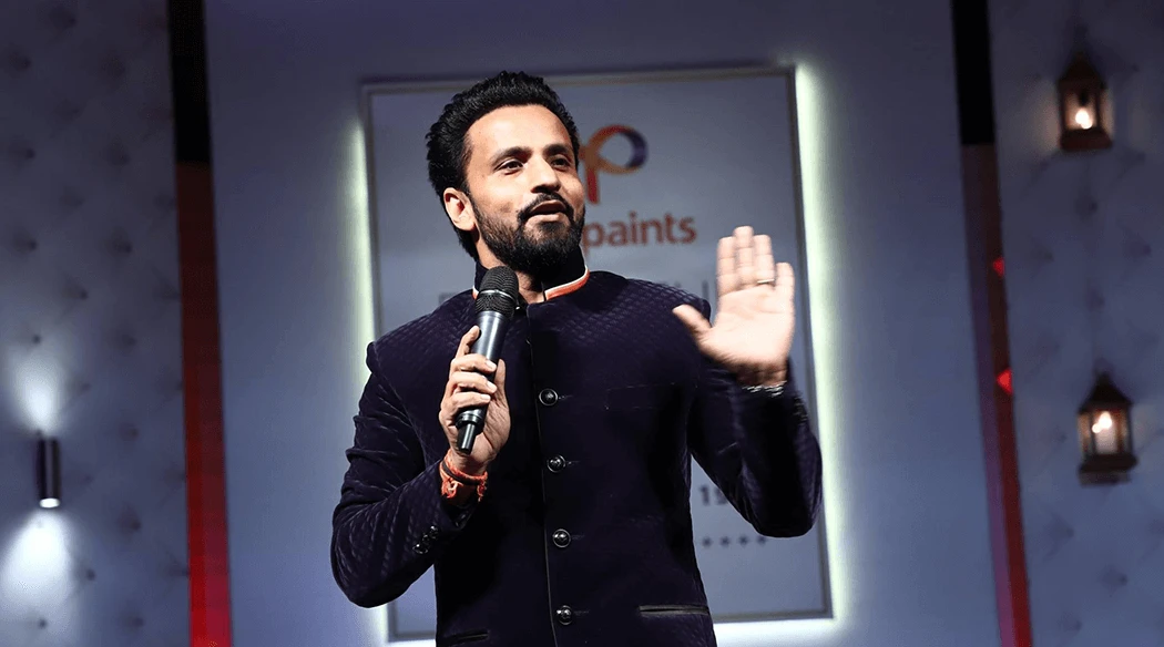 Rajiv Thakur performing at a corporate event in Delhi