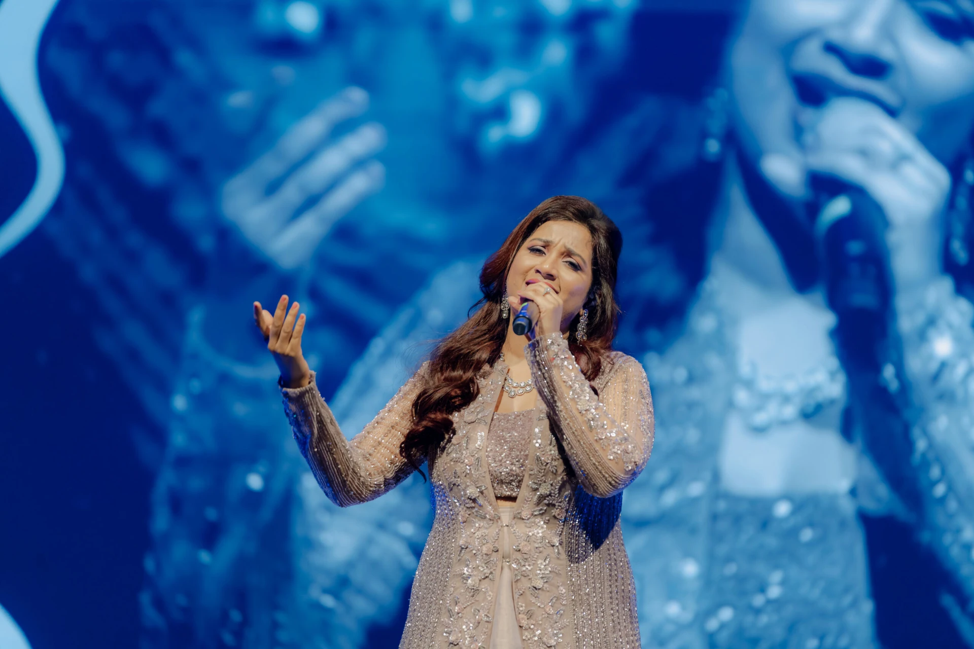 Shreya Ghoshal performing at a corporate in Mumbai