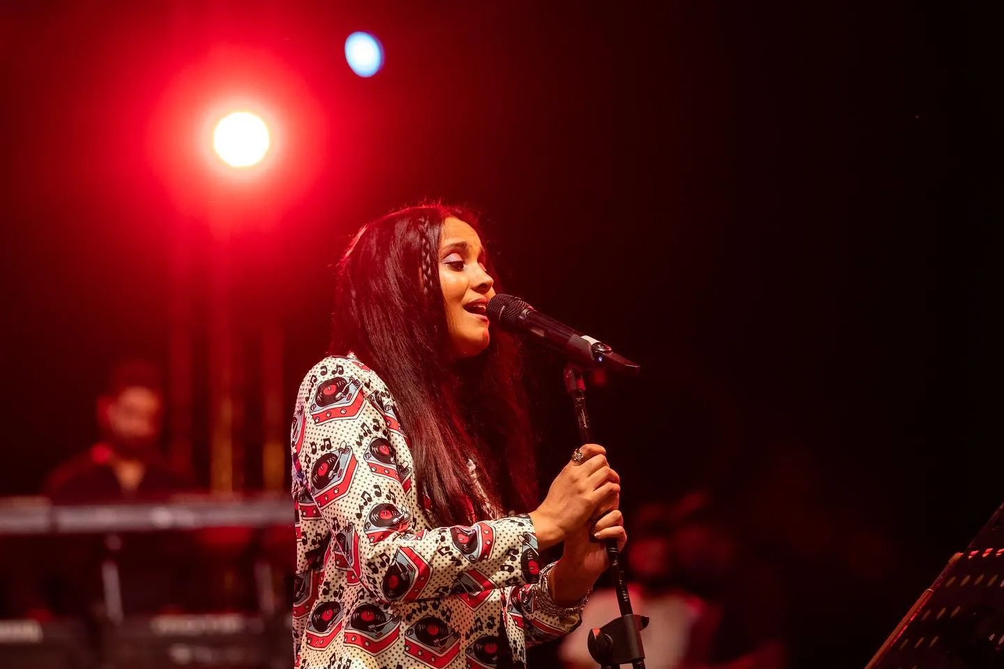 Hire Bollywood Singers Apeksha Dandekar