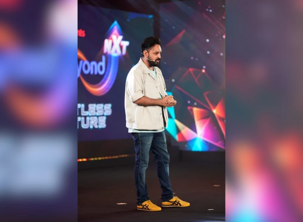 Mentalist Akshay Laxman performing at an event for Asain Paints in Mumbai (1)