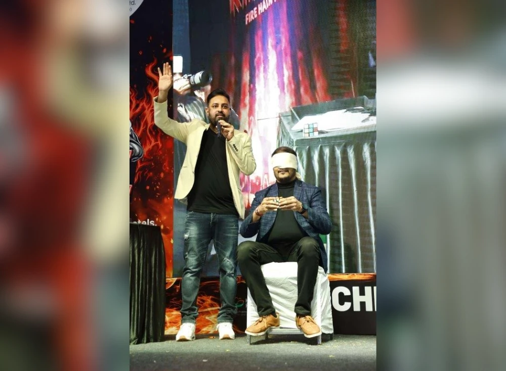 Mentalist Akshay Laxman performing at an event for Healing Pharma in Mumbai (1)