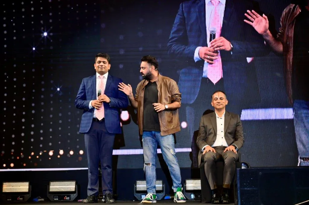 Mentalist Akshay Laxman performing at an event for Medtronic in Goa (1)