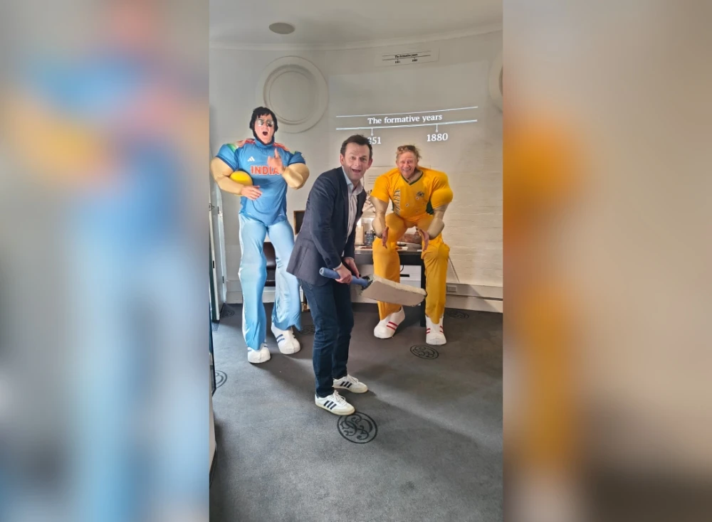 Roving Giant Cricketers at the ‘Aussome Gyprockers’ event in Sydney